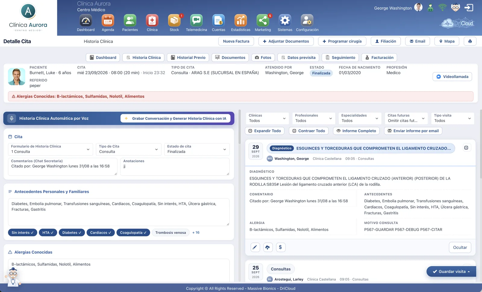 Historia clinica en DriCloud con el formulario ya preconfigurado a la izquierda y el historial previo del paciente, con diagnosticos y antecedentes, a la derecha