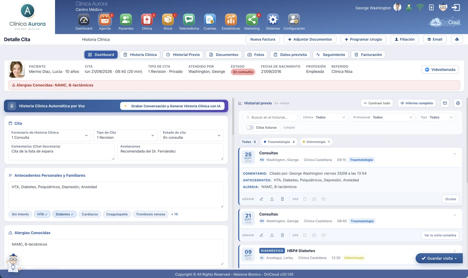 Historia clínica de DriCloud con la grabación de voz con IA, los antecedentes y alergias del paciente y el historial previo de visitas